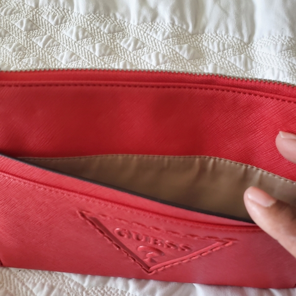 Guess clutch purse - Picture 3 of 4
